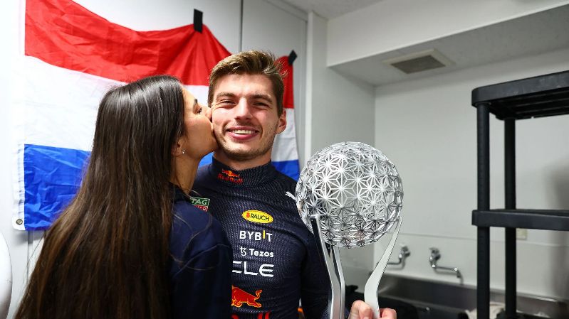 «Добро пожаловать в клуб, я желаю тебе удачи», - двухкратный чемпион мира Формулы-1 поздравляет Макса Ферстаппена с его вторым титулом