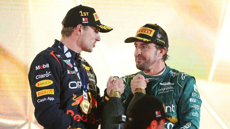 Фернандо Алонсо отодвигает Льюиса Хэмилтона, чтобы выбрать Макса Ферстаппена лучшим гонщиком на стартовой решетке Формулы-1