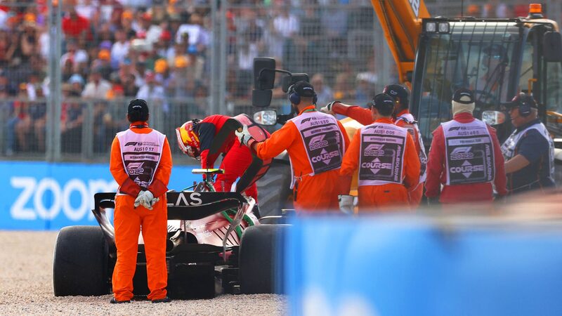 «Уик-энд Гран-при Австралии стал катастрофой», - говорит Сайнс после того, как выбыл из гонки.