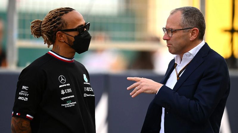 «Он ведет нас к новым измерениям», — генеральный директор Формулы-1 хвалит звезду Mercedes Льюиса Хэмилтона