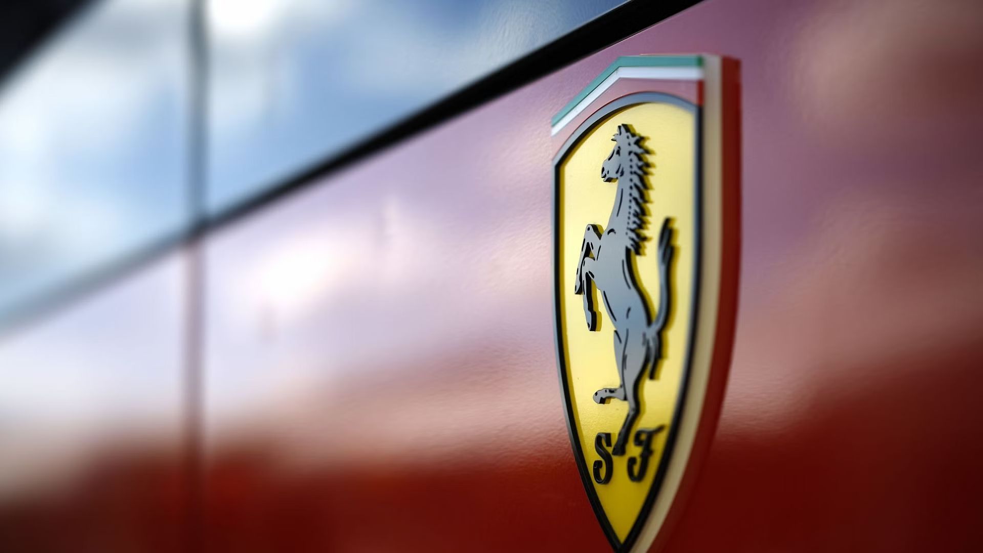 Ferrari выбирает бывшего босса Льюиса Хэмилтона в качестве руководителя команды