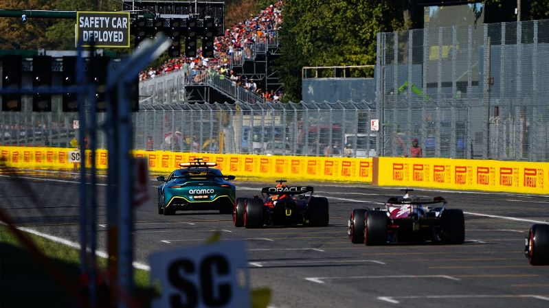 FIA объяснила решение завершить Гран-при Италии позади Машины безопасности