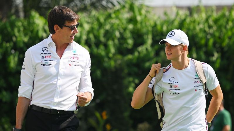 Бывший директор Mercedes отклонил просьбу Тото Вольфа подписать контракт с Миком Шумахером на сезон Формулы-1 2024 года