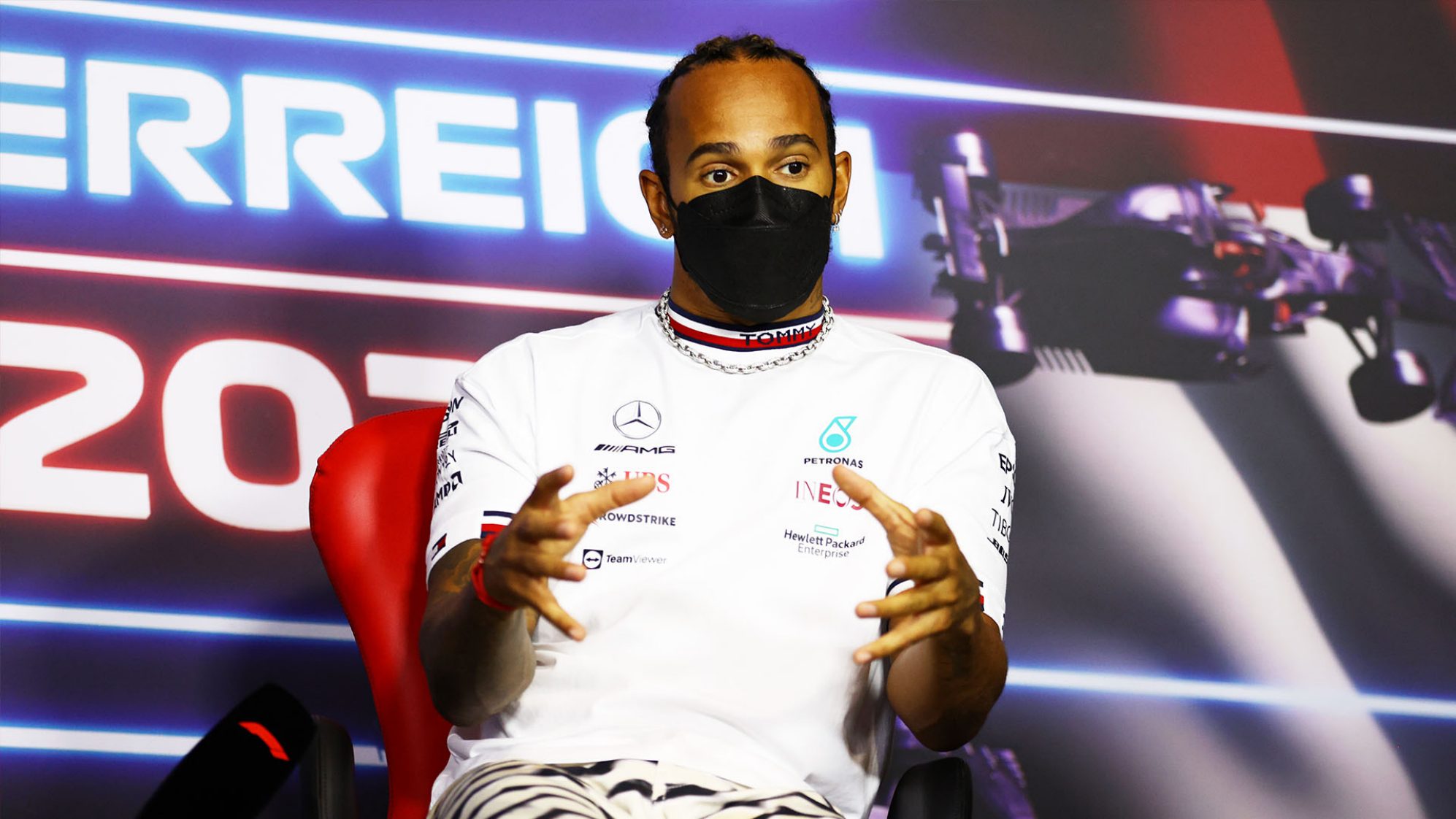 Хэмильтон начал тренировки на симуляторах Mercedes, чтобы обойти Red Bull.