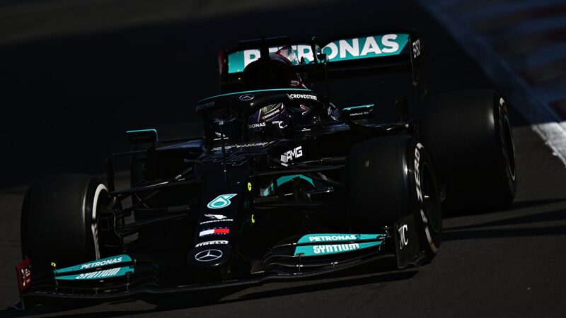 Хэмилтон получил пятиместный штраф после того, как в Бразилии взял новый двигатель Mercedes