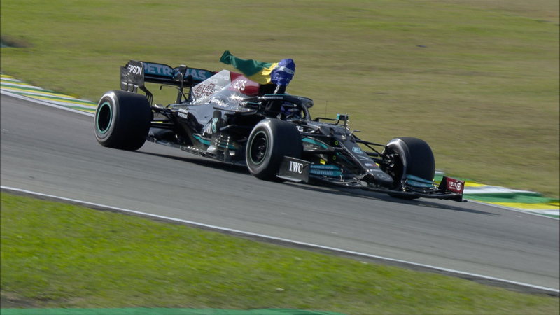 Хэмилтон получил штраф за ослабление ремней безопасности после Гран-при Сан-Паулу