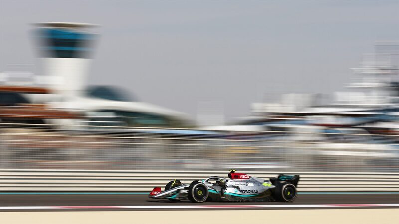 FP1: Хэмилтон лидирует в Mercedes на первой тренировке в Яс Марина, поскольку множество молодых пилотов получают свой шанс проявить себя