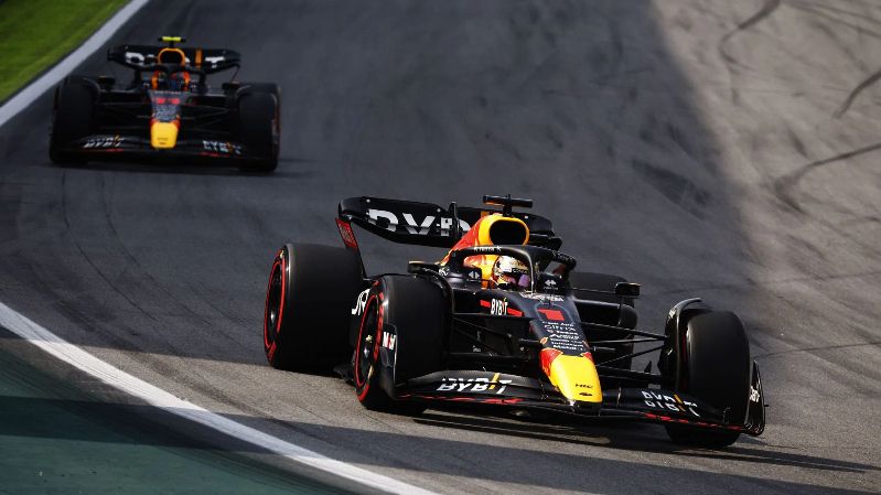 «Макс Ферстаппен и Серхио Перес пожали друг другу руки и сосредоточены на Гран-при Абу-Даби Формулы-1 2022 года», — говорит Ред Булл