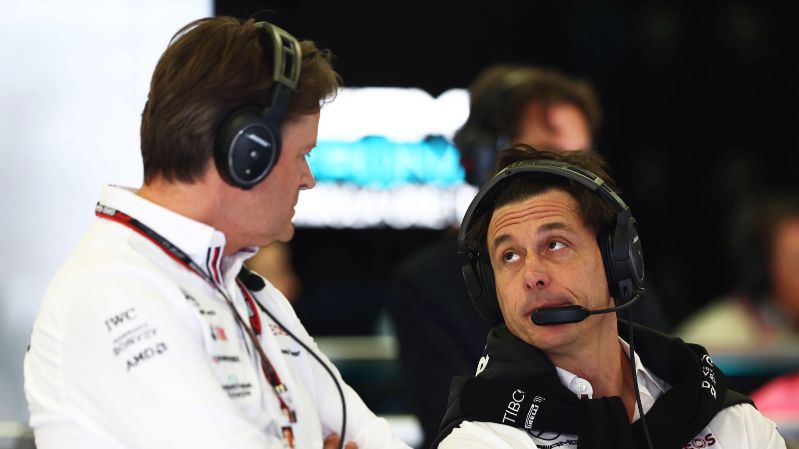 «Я думаю, ему просто скучно на переднем плане», - Тото Вольфф из Mercedes наносит ответный удар Кристиану Хорнеру из Red Bull за замечания FIA во время скандала с «дельфинированием» в Формуле-1
