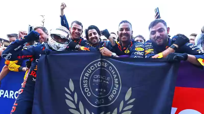 «Я очень горжусь всеми», — Ферстаппен очень рад, что смог на Сузуке завоевала кубок конструкторов для Red Bull