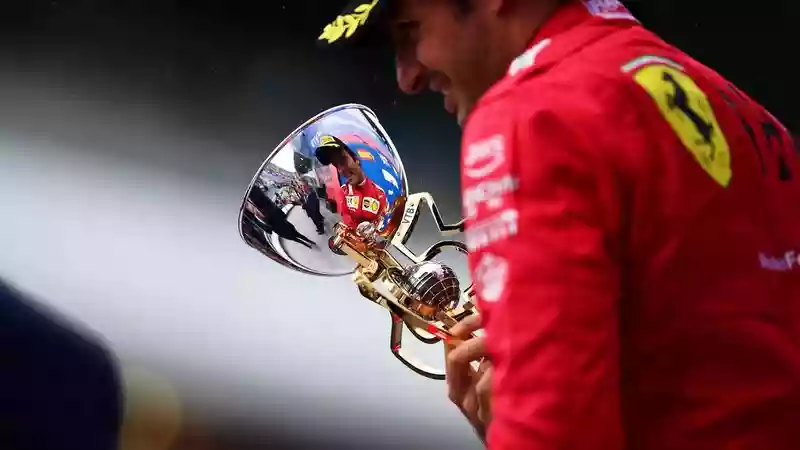 «Похоже, что все шло не так» - Сайнс пережил поздний дождь в Сочи и обеспечил Ferrari третье место на подиуме