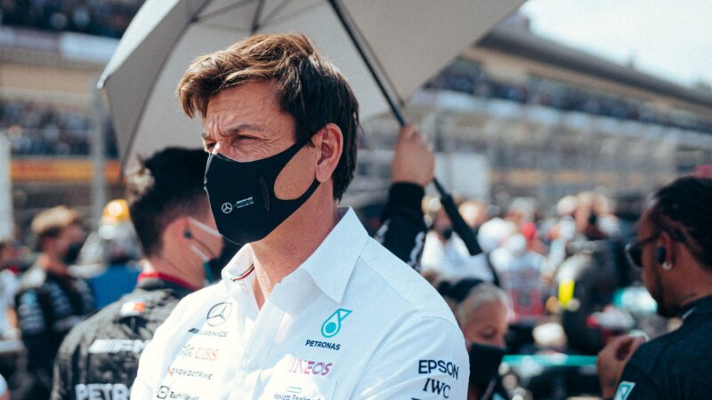 Mercedes имеет привилегии в титульном поединке, - сказал Вольф, обещая «бросить все» на Гран-при Сан-Паулу.