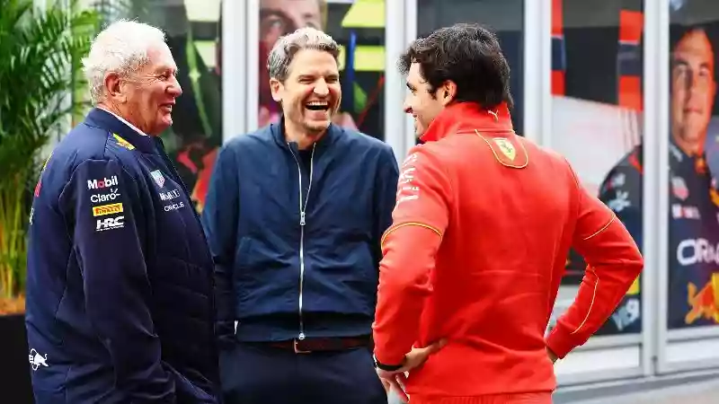 Слухи о переходе Карлоса Сайнса в Red Bull набирают обороты после того, как был замечено рукопожатие между пилотом Ferrari и Хельмутом Марко.