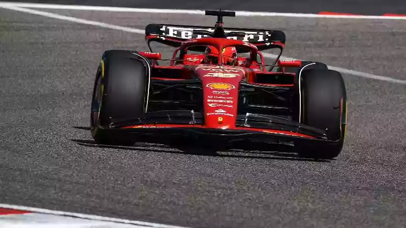 Серьёзный удар по «Ferrari»: Шарль Леклер повредил днище машины, наехав на бордюр.