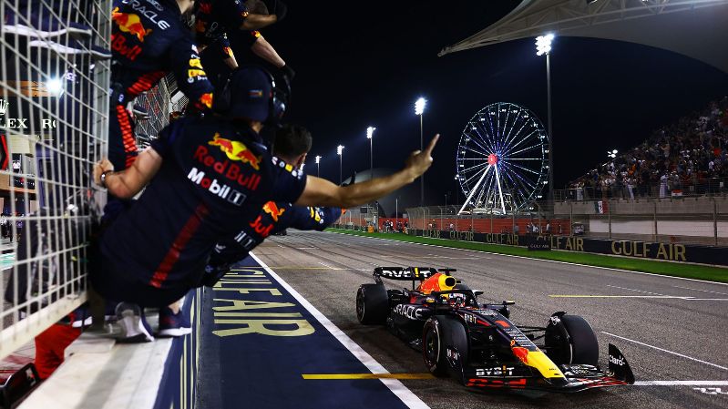 Red Bull завоевывают двойную победу на открытии сезона в Бахрейне, Леклер выбывает, а Алонсо занимает последнее место на подиуме