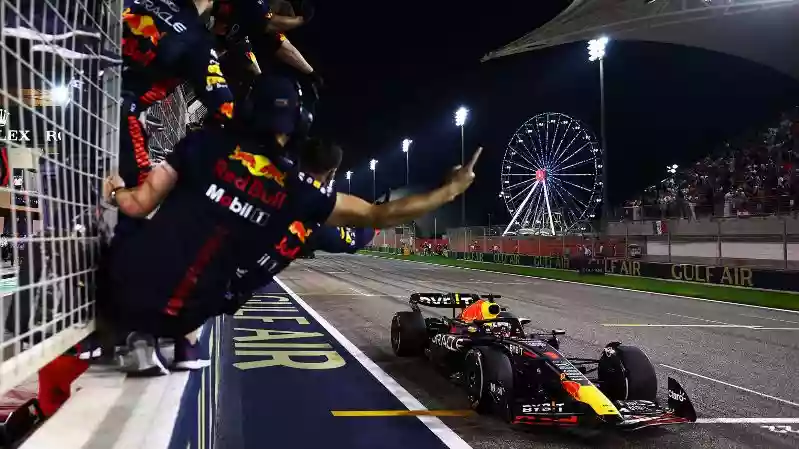Red Bull завоевывают двойную победу на открытии сезона в Бахрейне, Леклер выбывает, а Алонсо занимает последнее место на подиуме
