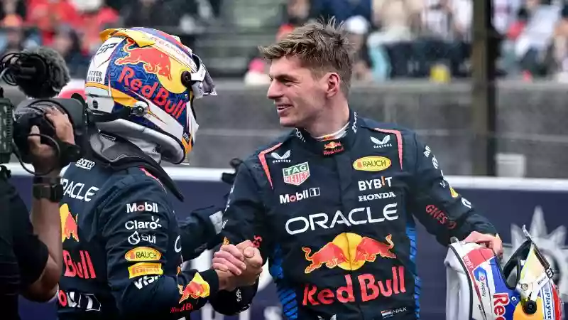 Пилоты Red Bull поделились своими впечатлениями о крайне напряженной квалификации в Сузуке, где Ферстаппен опередил Переса и вышел на поул всего на пять сотых секунды.