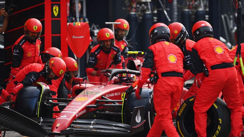 «Даже команды Формулы-2 или Формулы-3 справляются с работой лучше», - бывший чемпион Формулы-1 критикует Ferrari из-за неудачи на пит-стопе на Гран-при Нидерландов
