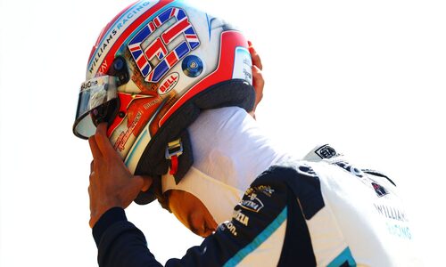 Рассел получил с трехместный штраф на старте на воскресном Гран-при Великобритании после столкновения с Сайнсом в спринте F1.