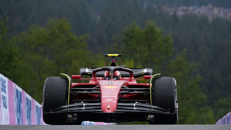 FP1: Сайнс возглавляет Ferrari в Бельгии и Формула-1 возвращается после летнего перерыва
