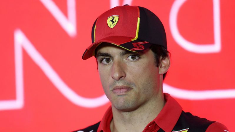 Карлос Сайнс надеется, что Ferrari сможет приблизиться к Red Bull на Гран-при Бахрейна Формулы-1 2023 года