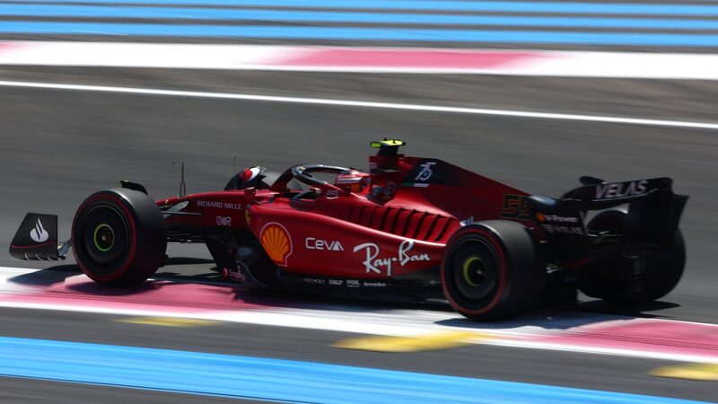 FP2: Сайнс опережает напарника Леклера на 0,1 секунды во второй тренировке Гран-при Франции