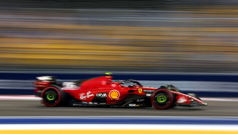 FP3: Сайнс едва опережает Рассела и Норриса на насыщенной событиями финальной тренировке в Сингапуре