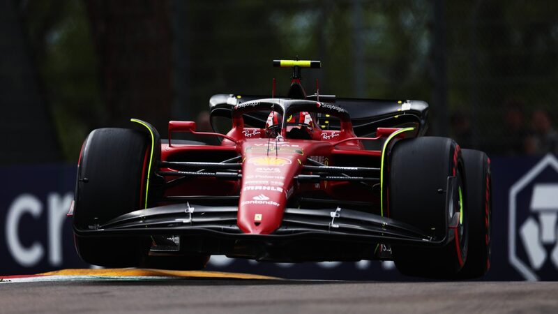«Я спешу туда» — Сайнс признается, что использует методы, к которым он не привык, чтобы понять машину Ferrari 2022 года.