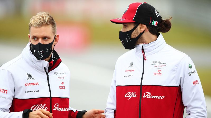 Шумахер и Джовинацци будут резервными пилотами Ferrari в 2022 году