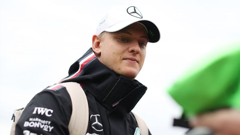 Мик Шумахер работает над возможным возвращением в паддок Формулы-1 в сезоне 2024 года