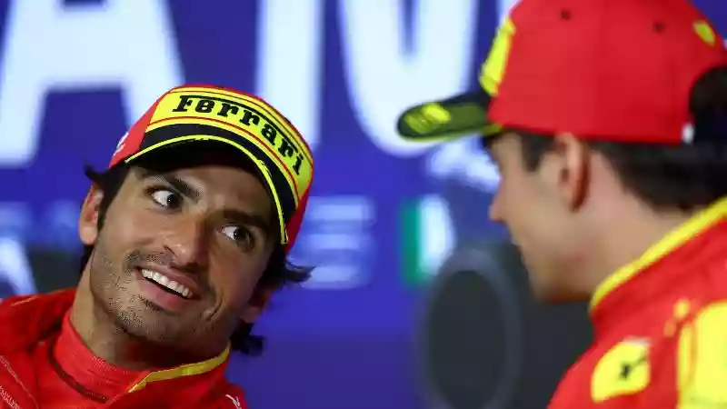 «Приоритет это Ferrari», — Карлос Сайнс критикует СМИ за то, что они выдумали разногласия между ним и товарищем по команде Ferrari F1 Шарлем Леклером