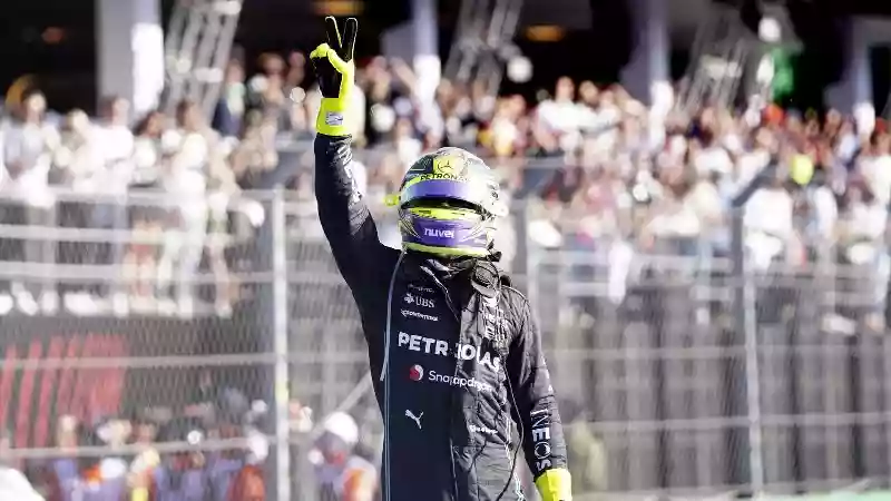 «Им немного повезло», — потрясающая гонка Льюиса Хэмилтона на Гран-при Мексики была раскритикована боссом Red Bull