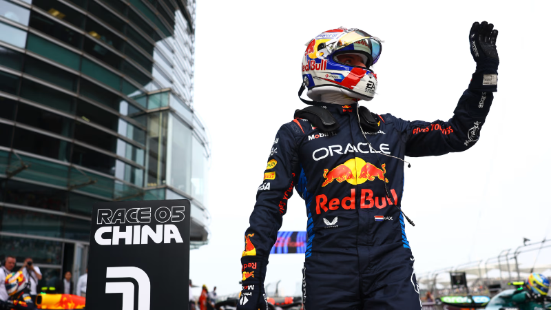 Ферстаппен завоевывает поул-позицию на Гран-при Китая, опережая Переса и Алонсо.