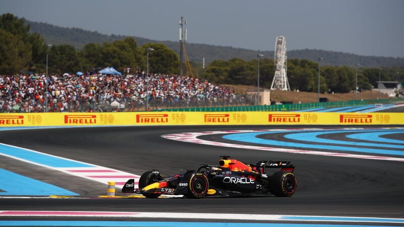 Ферстаппен выигрывает Гран-при Франции 2022 года, а обладатель поула Леклер выбыл из гонки.