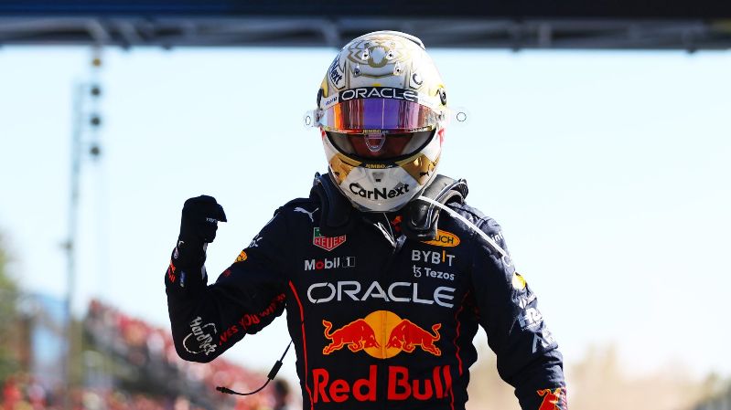 Ферстаппен одерживает свою первую в истории победу на Гран-при Италии за машиной безопасности, в то время как Леклеру приходится довольствоваться вторым местом.