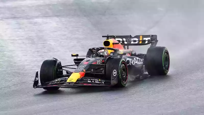 Ферстаппен преодолевает хаос дождливой погоды и завоевывает третью победу подряд на Гран-при Нидерландов.