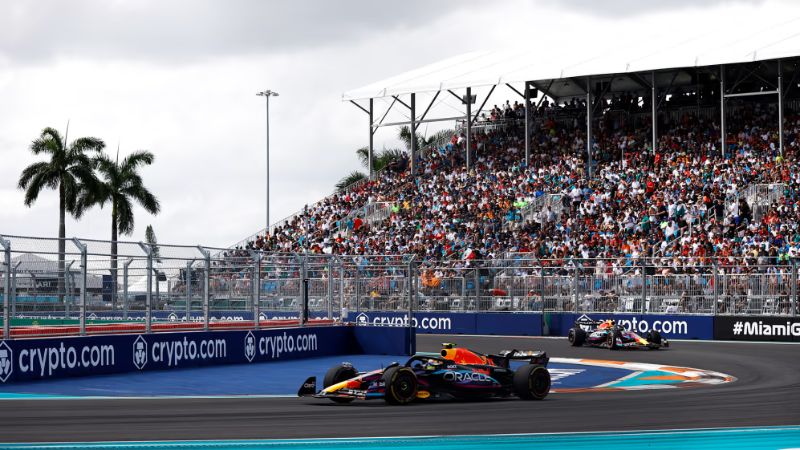 Ферстаппен опережает Переса в победе на Гран-при Майами и внутрикомандная борьба Red Bull набирает обороты