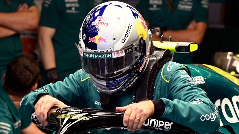 Феттель демонстрирует специальный шлем в память о Дитрихе Матешице перед Гран-при Мехико