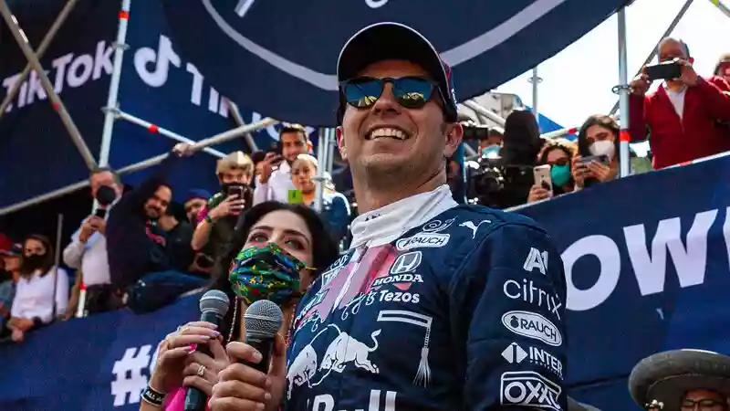 «Посмотрим» - Перес уклоняется от ответа по поводу того, уступит ли он домашнюю победу Ферстаппену в Гран-при Мехико.