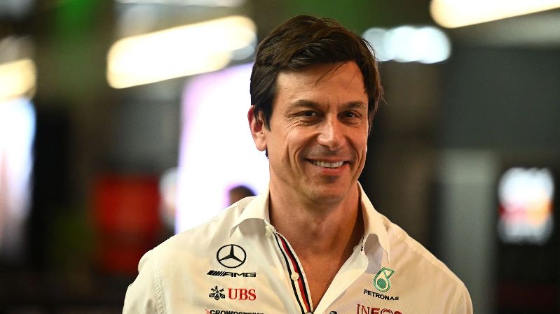 «Это битва, которая ему нужна на данном этапе?» - Тото Вольф из Mercedes спрашивает нового гоночного директора Формулы-1 о ссоре с Льюисом Хэмилтоном по поводу украшений..