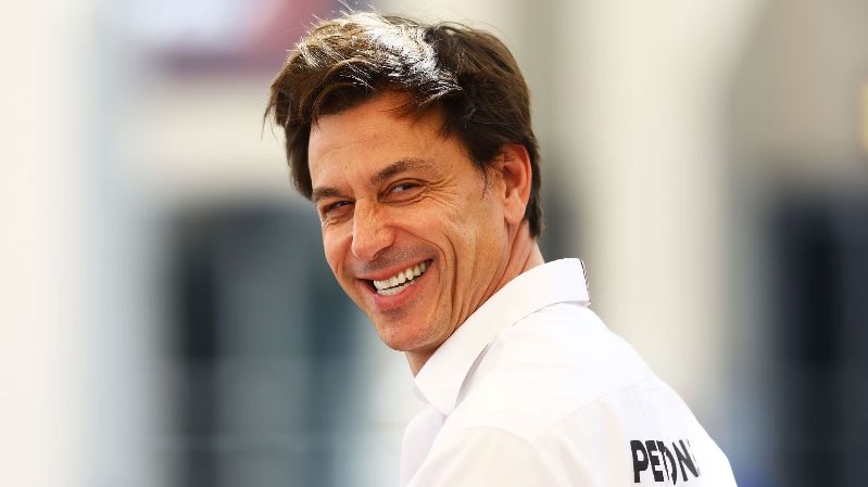 Тото Вольфф считает, что бывший пилот Mercedes заслуживает постоянного места в Red Bull в будущем