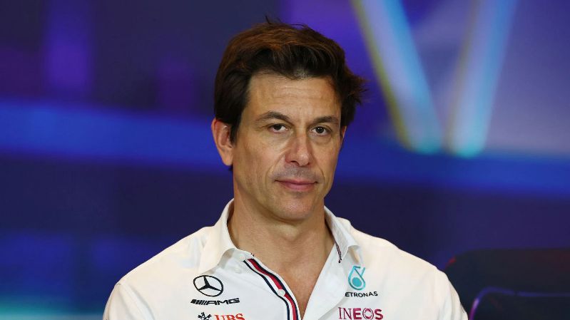 «Это то, что нужно спустить в унитаз» — Тото Вольфф оценивает выступление Mercedes в квалификации Гран-при Абу-Даби в 2022 году