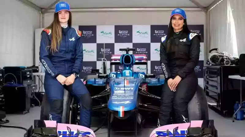 Асиль Аль-Хамад и Эбби Пуллинг стали первыми женщинами, севшими за руль болида Формулы-1 в Саудовской Аравии.