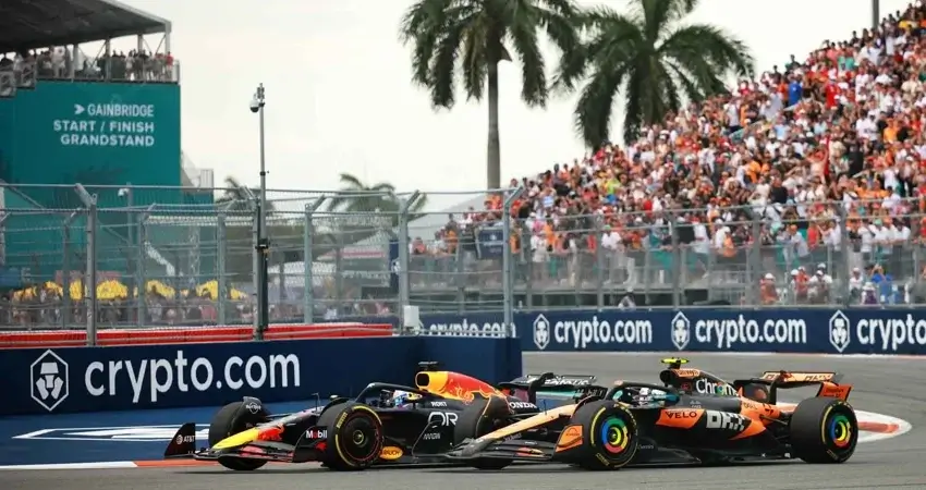 Радиопереговоры в битве Ферстаппена против пилотов McLaren