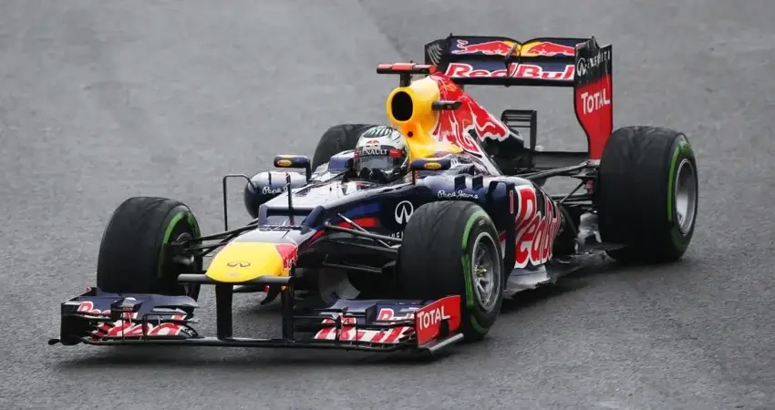 Видео. Странная авария болида Red Bull на Фестивале скорости