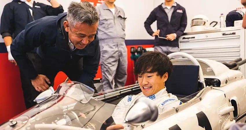 Юки Цунода за рулём легендарной Honda RA272 на Гран-при Мексики