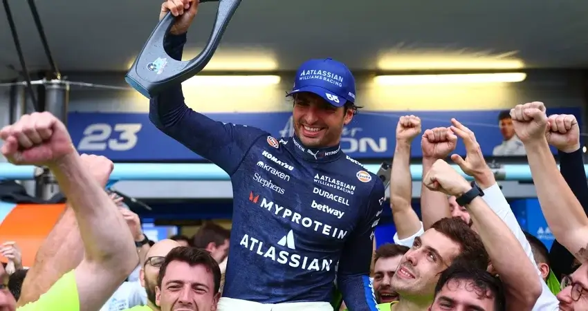 Сайнс празднует триумф на подиуме в Баку за Williams