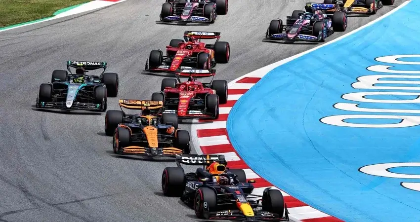 Ферстаппен против McLaren: сможет ли он сократить отставание в 69 очков за семь гонок?