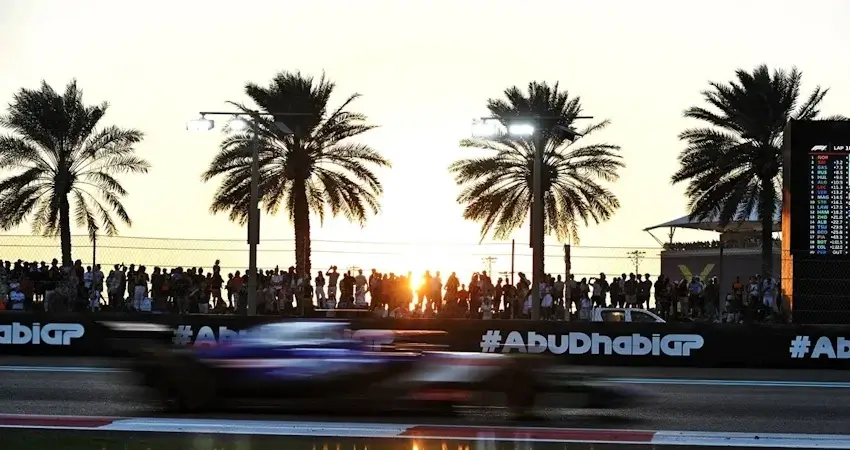 Видео. Человек против ИИ на трассе Яс-Марина: Квят был быстрее по времени круга