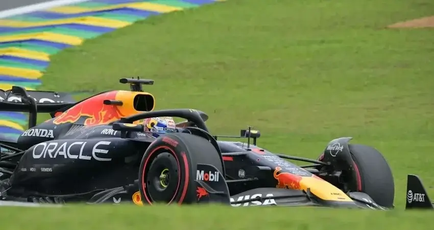 Почему Ферстаппен отдал лидерство на последнем пит-стопе Гран-при Бразилии